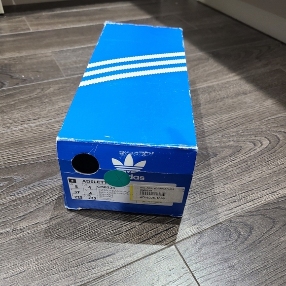 Adidas Adilette Slides, size 5 - Picture 5 of 5